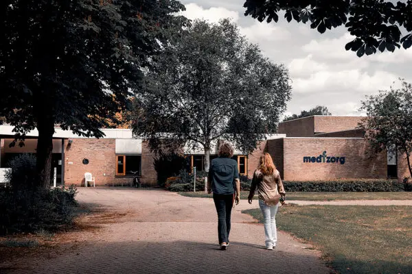 Twee personen lopen naar het gebouw medTzorg MGZ Vught