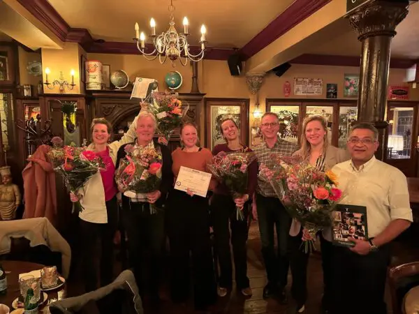 Foto van de medTzorg-artsen die de Masterclass hebben afgerond met diploma's en bloemen in de hand.