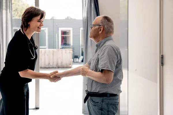 Man schudt de hand van een dokter