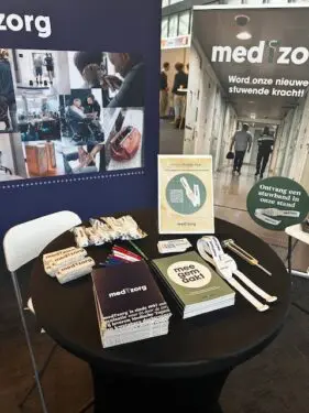 Foto van tafel op de medTzorg-stand met promotiemateriaal