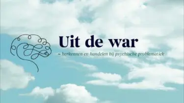 Banner met afbeelding wolken en tekst 'Uit de war'