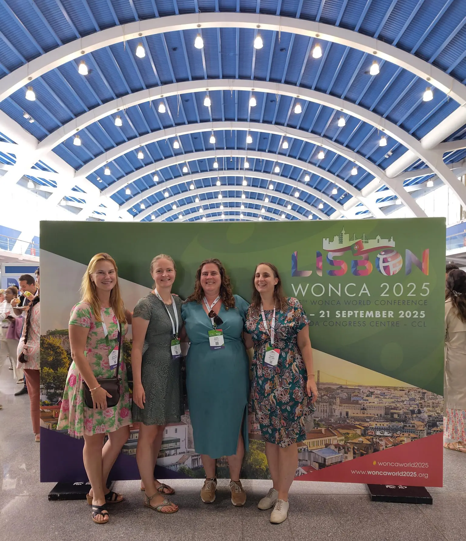 Foto van vier collega's in het congrescentrum van WONCA