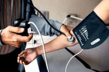 arts onderzoekt patiënt