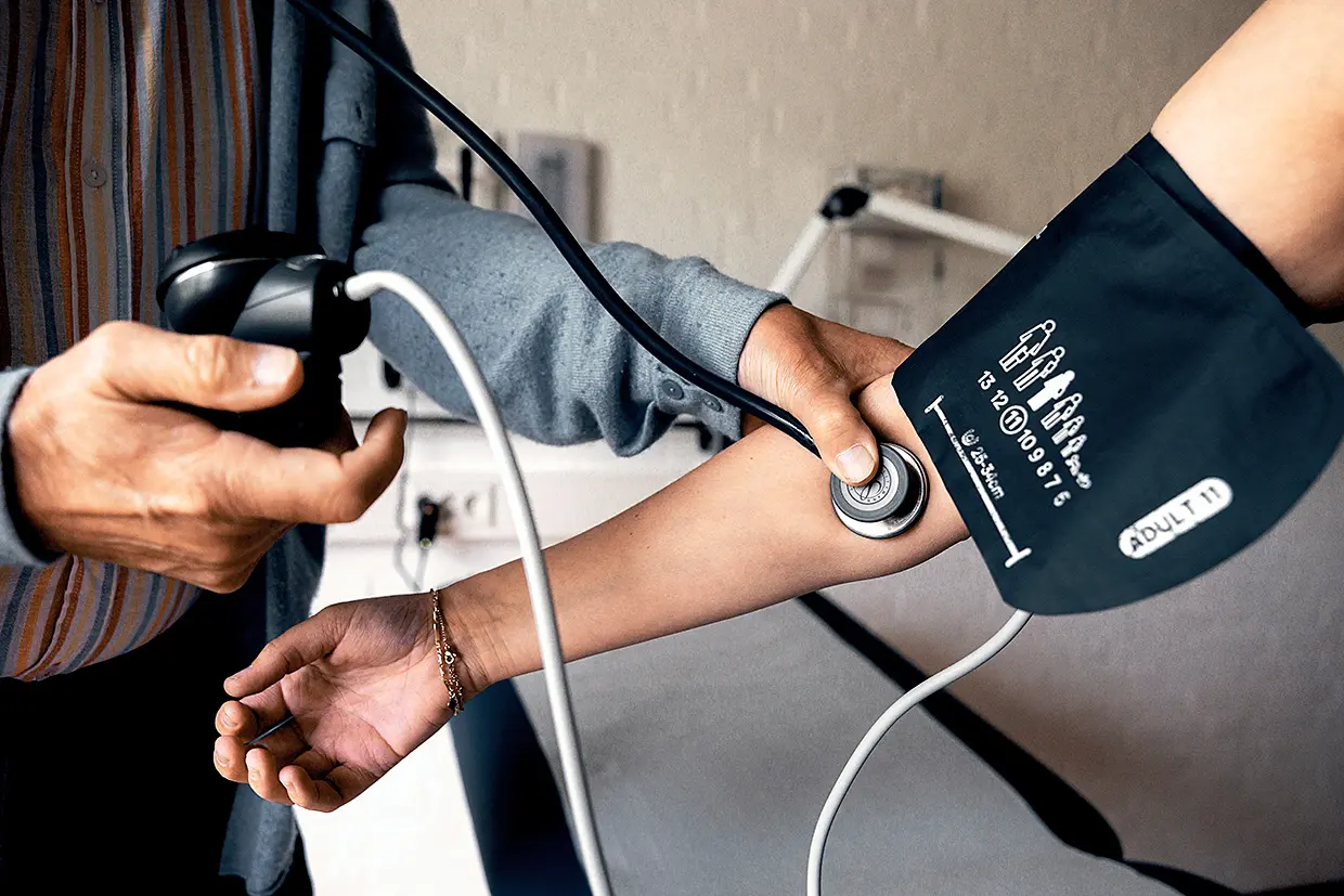 arts onderzoekt patiënt