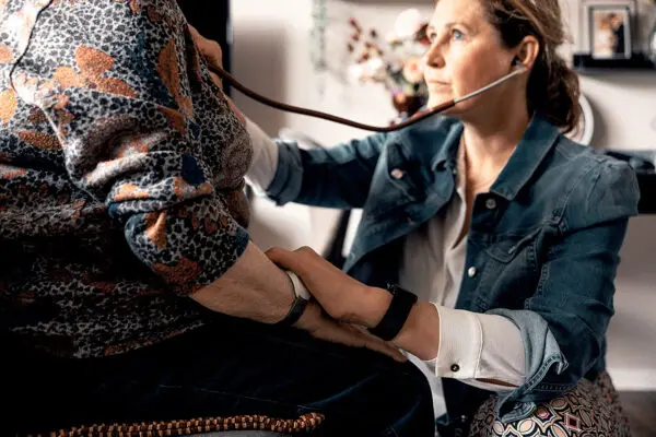 arts controleert een patiënt met een stethoscoop