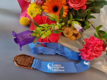 Medaille Utrecht Marathon en bloemen