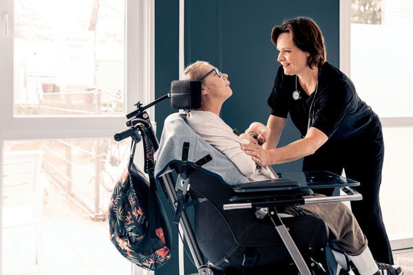 medTzorg-arts in gesprek met gehandicapte patient in Wlz-instelling