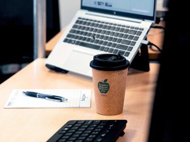 Pen, papier, laptop en koffie op tafel om te zoeken naar de informatie die je van medTzorg wilt ontvangen en/of lezen