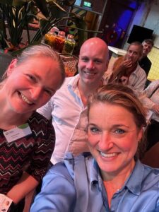 Drie collega's van medTzorg in een selfie