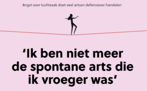 Afbeelding met arts balancerend op koord