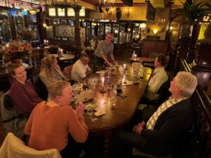 Foto van de masterclass huisartsen aan tafel