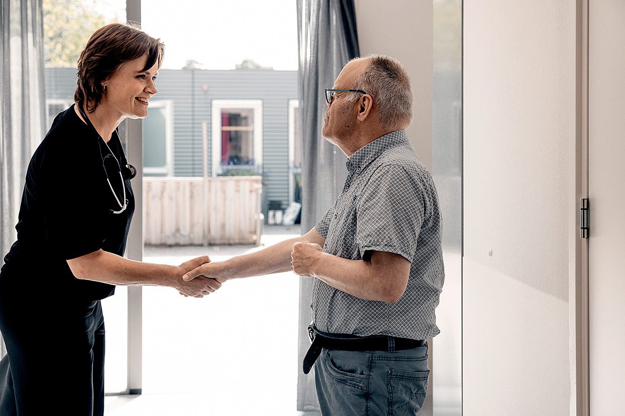 Man schudt de hand van een dokter