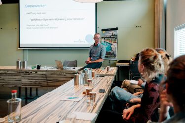 medisch specialist geeft een presentatie tijdens een scholing
