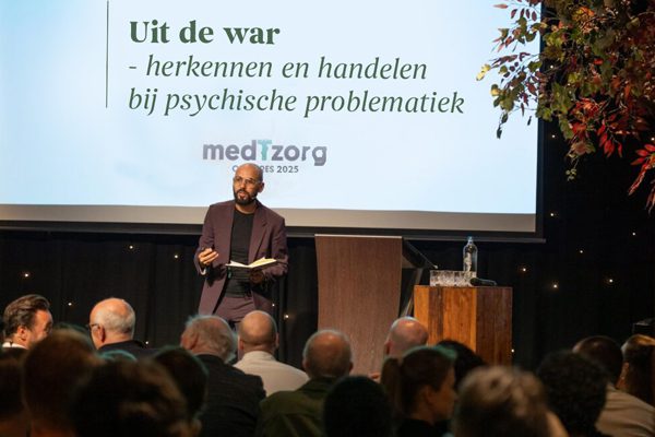 Foto van spreker voor congreszaal