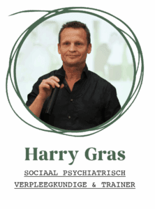 Foto van spreker Harry Gras tijdens medTzorg congres Uit de war