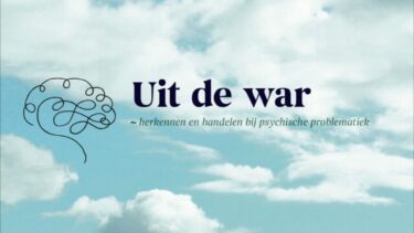 Banner met afbeelding wolken en tekst 'Uit de war'