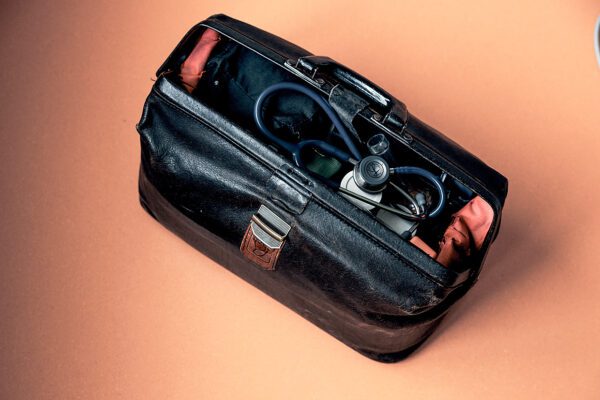 Foto van dokterstas die openstaat met instrumenten zichtbaar