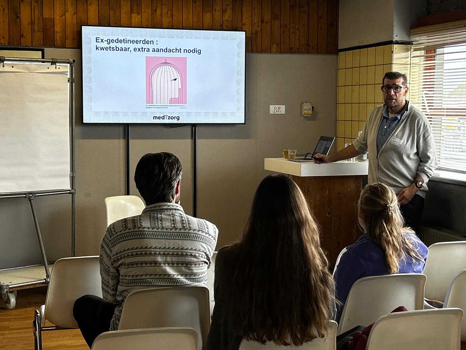 Foto van Tim Peeters in de workshop Gezondheidszorg achter de tralies tijdens LHV Startersdag 2025