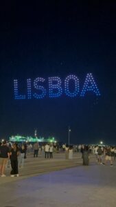 Foto van vuurwerk dat de tekst Lisboa geeft