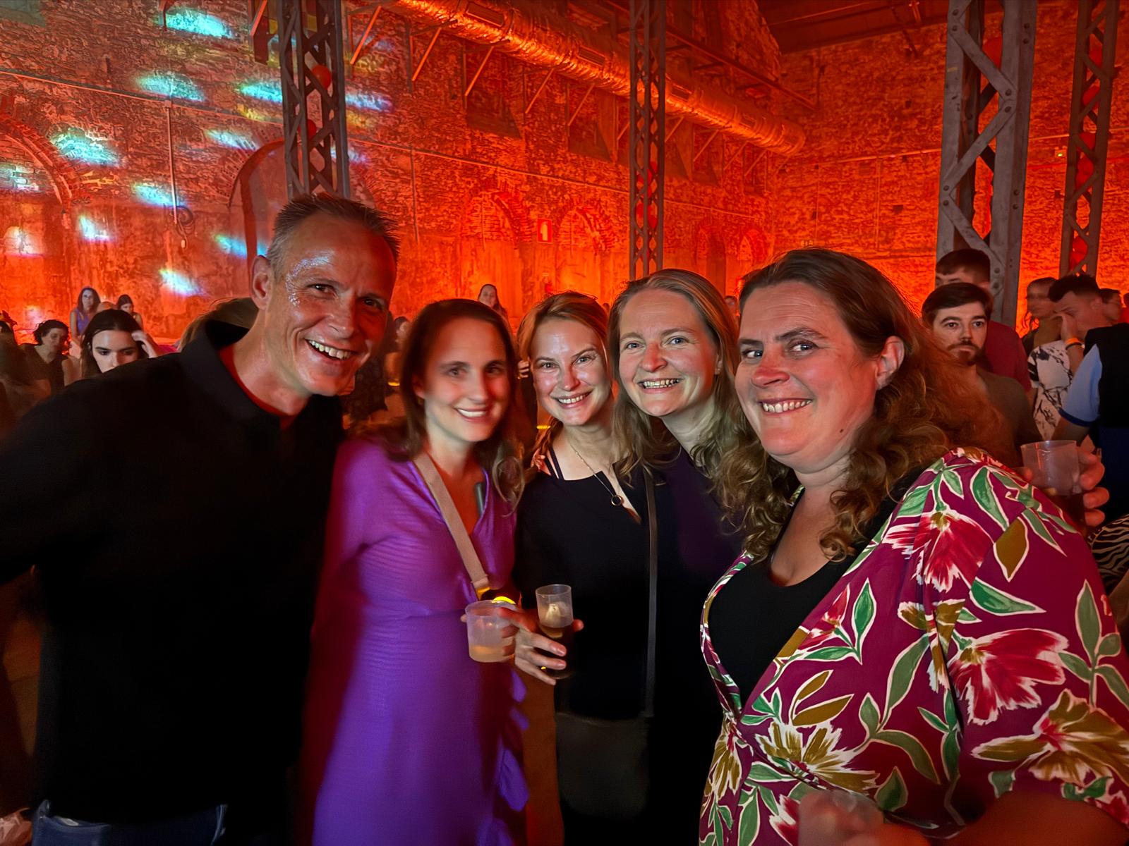Foto van 5 medTzorg collega's op een feestje