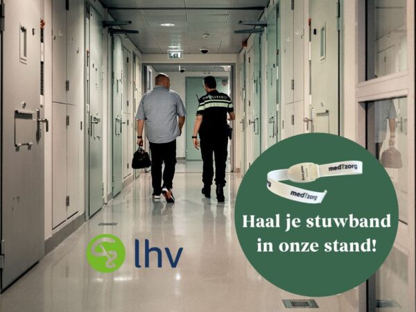 Afbeelding van politieagent en huisarts in gevangenisgang. Met teskt 'haal je stuwband in onze stand'