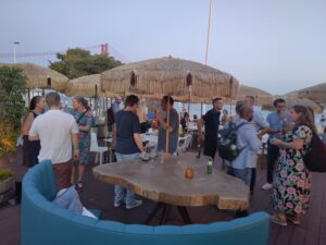 Foto van een terras waar de borrel van medTzorg in Lissabon plaatsvindt