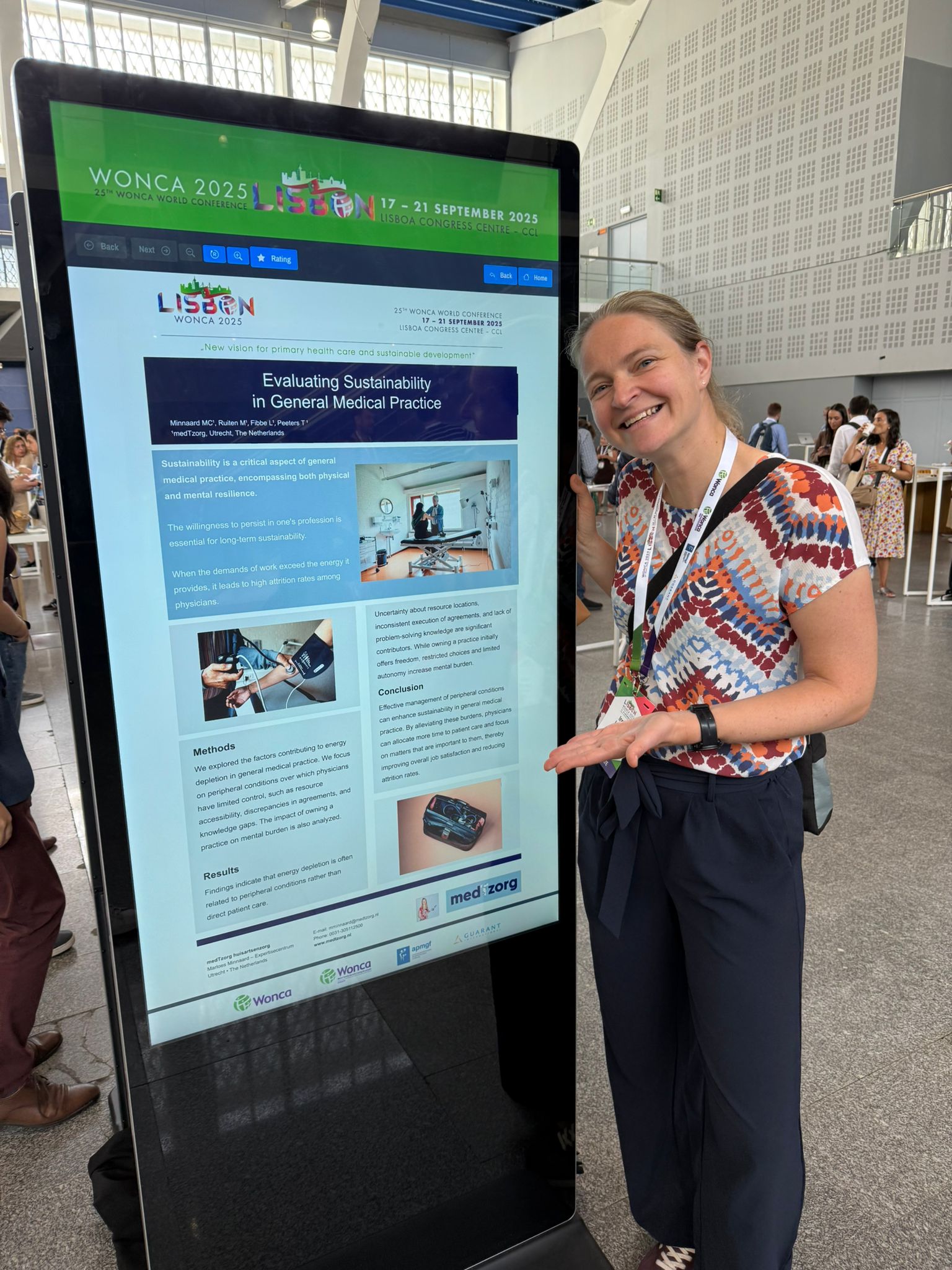 Foto van Irene Lanser bij een posterzuil tijdens WONCA congres in Lissabon