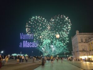 Foto van vuurwerk dat een hart vormt