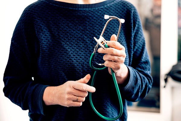 Foto van arts met stetoscoop in de hand