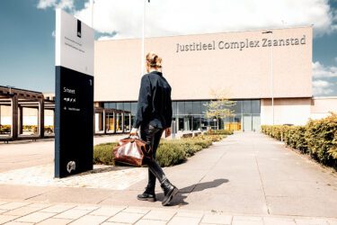 arts staat voor het justitieel complex zaanstad
