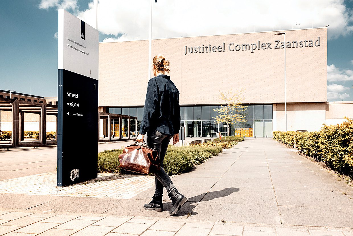 arts staat voor het justitieel complex zaanstad