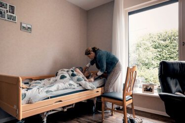 arts aan het bed bij een patiënt