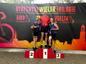 Foto van finishplatform 3 collega's na het rijden van de Vuelta a Utrecht