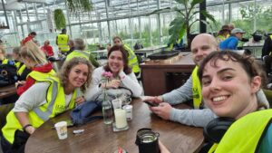 Foto van vier collega's die 40 km liepen tijdens Nacht van de Vluchteling