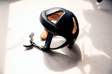 Foto van helm die gebruikt wordt voor verstandelijk gehandicapten bescherming vallen