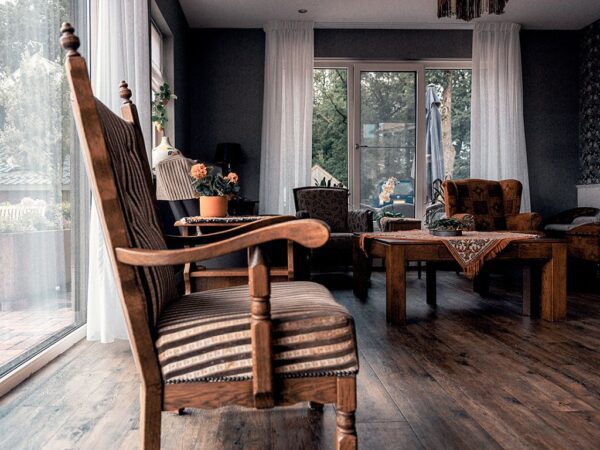 Een lege stoel in een verpleeghuis