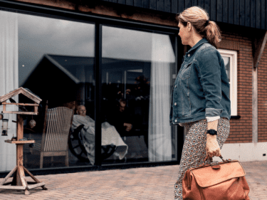 Afbeelding van huisarts met dokterstas onderweg naar zorginstelling