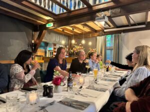 Foto van een aantal huisartsen aan tafel tijdens etentje uitreiking masterclassdiploma